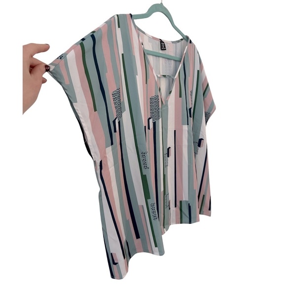 Women’s Plus Size Cutout V-Neck Geometric & Striped Print Short Sleeve Top - Picture 8 of 12